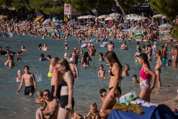 Makarska:  Gužva na glavnoj plaži u Makarskoj