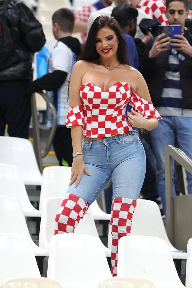 KATAR 2022 - Ivana Knoll na tribinama u društvu navijača pozirala  fotografima 
