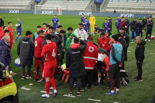 Osijek: Tijekom utakmice s Hrvatskom, turski izbornik Egemen Korkmaz se srušio i odvela ga je Hitna pomoć