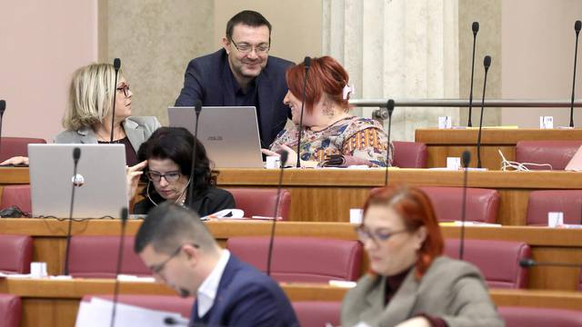 Zagreb: Zastupnike očekuje 15 sati rasprave o amandmanima na proračun