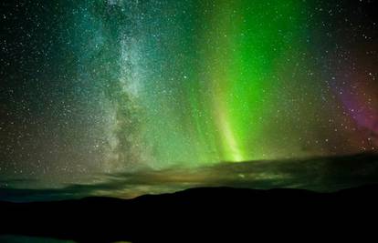 Na istoj snimci Aurora borealis, Mliječni put i meteroit na nebu