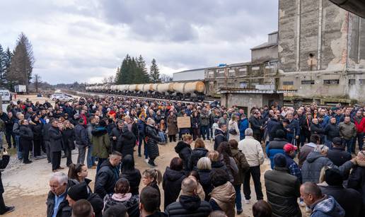 FOTO Ljutiti građani se okupili u Gospiću: 'Tu se prije proizvodila eko hrana, sada otrov...'