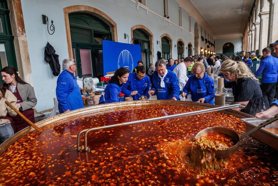 Split: Građanima podijeljena janjetina s bižima