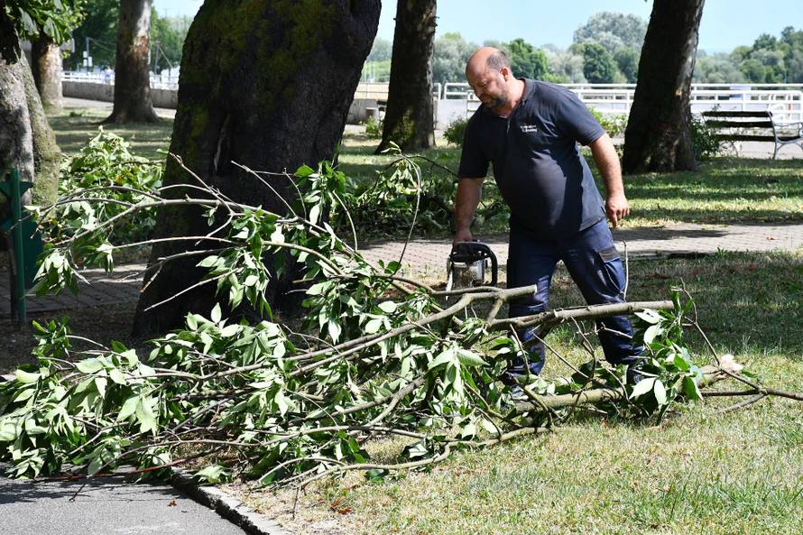 FOTO Dvoje ljudi ozlijeđeno u oluji koja je poharala Zagreb, velika šteta i u Slavoniji...