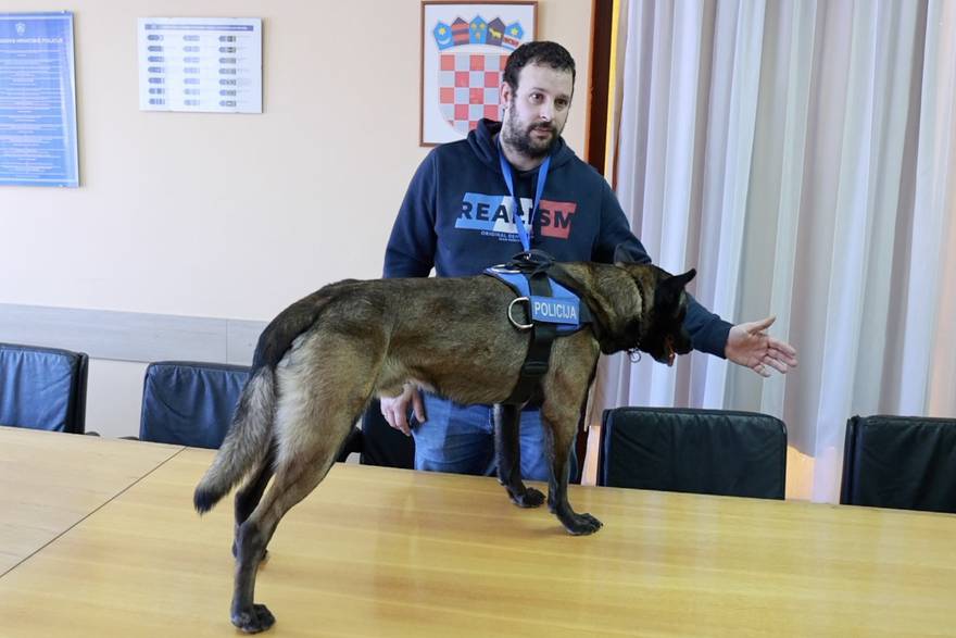 pas don pronašao 11 kg heroina