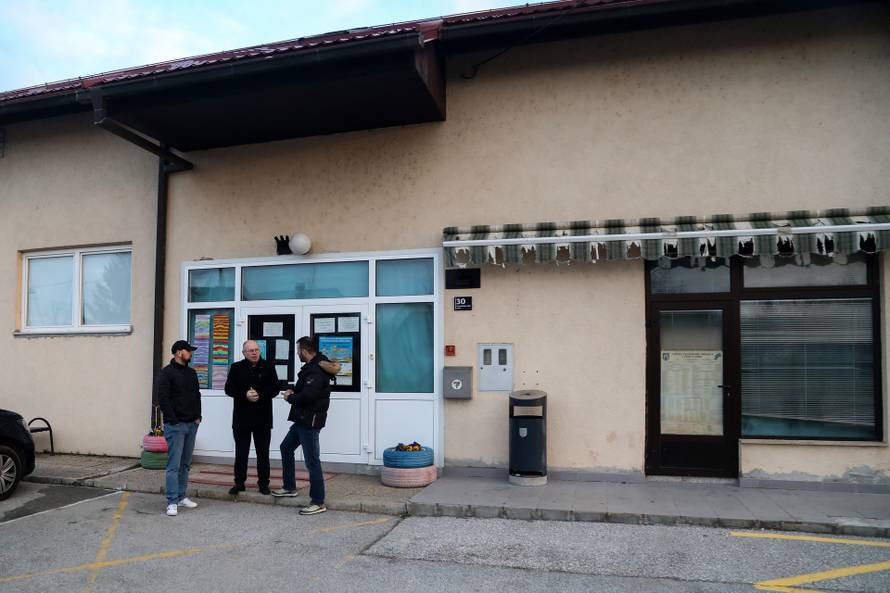 U Donjem Dragonošcu učenici još uvijek nakon potresa pohađaju školu u lokalnom DVD-u