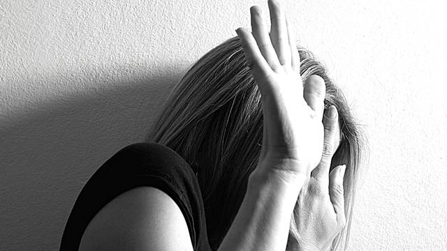 Strava u Splitu: Pred djetetom je istukao i silovao suprugu