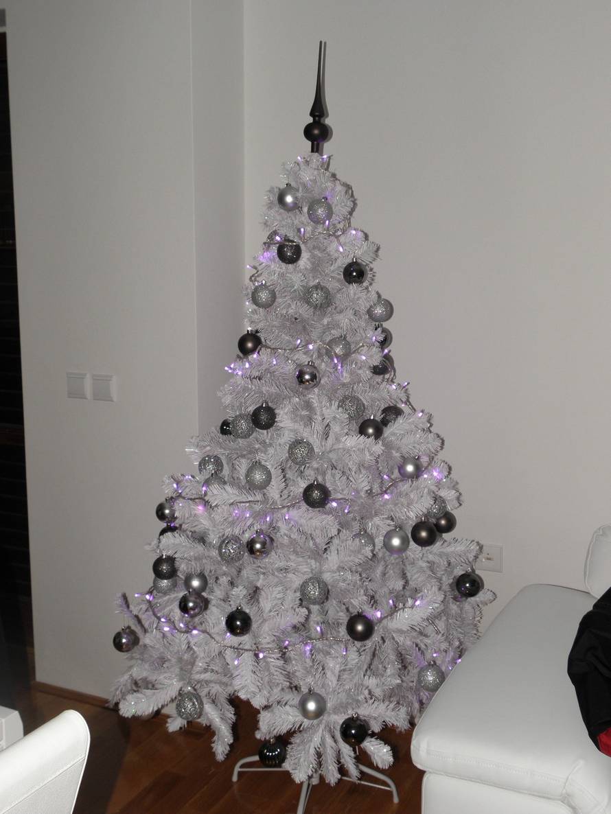 Šaljite fotografije božićnih jelki i osvojite vrijednu nagradu...