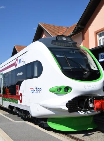 Prvi elektrobaterijski vlak stigao u Bjelovar