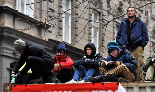 Zelena akcija skulpturom protiv gradnje Varšavske