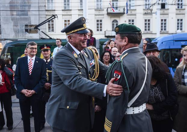 Zajednički nastup vojnih orkestara Republike Hrvatske i Republike Austrije na Trgu bana Josipa Jelačića u Zagrebu