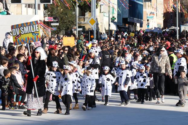 Šibenik: Maškarana povorka Šibenskog krnjevala 2026. prošetala je gradom sa 300 Dalmatinera
