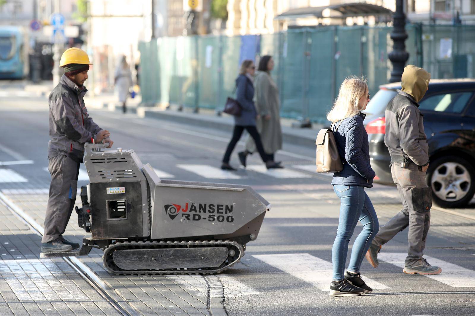 Zagreb: Gusjeničarom preko zebre do novog gradilišta