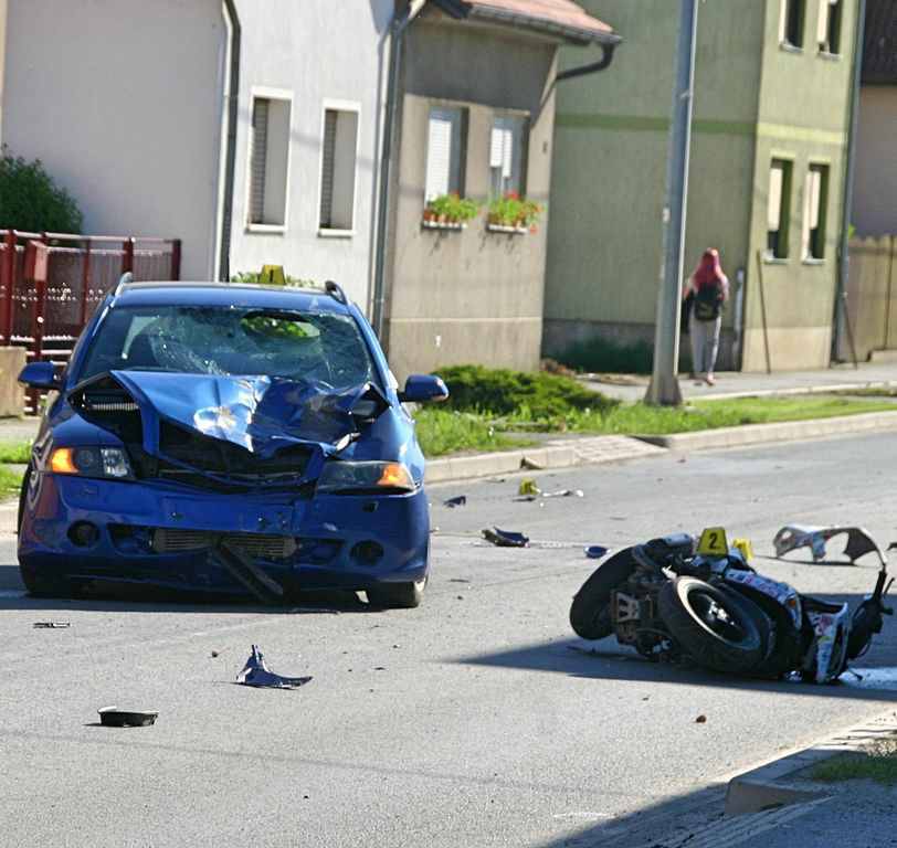 Dvije osobe ozlijeđene u sudaru automobila i skutera