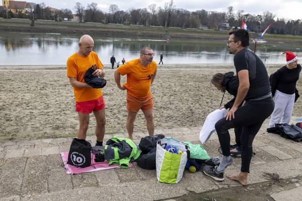 Osijek: Tradicionalno kupanje i picigin u rijeci Dravi