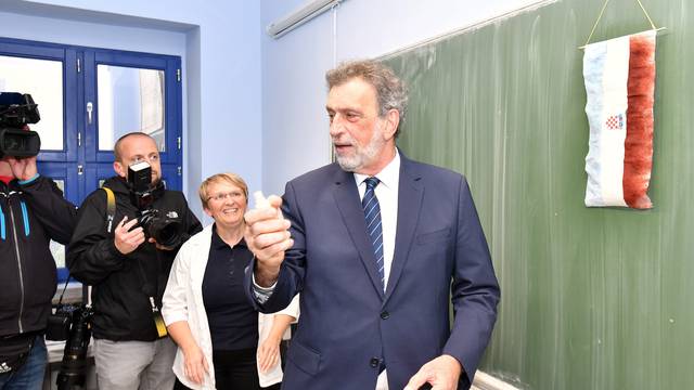 Ministar znanosti i obrazovanja Radovan Fuchs posjetio je Centar izvrsnosti Varaždinske zupanije