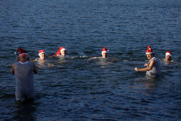 Fužine: Opatijski Kukali okupali se u hladnom jezeru Bajer