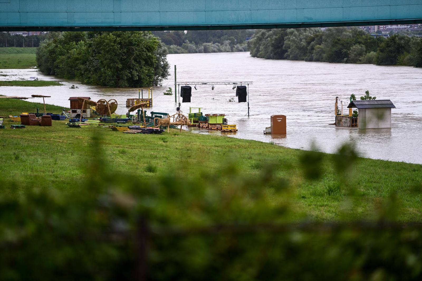 Zagreb: Sava se izlila iz korita i potopila lokaciju Green River Festa