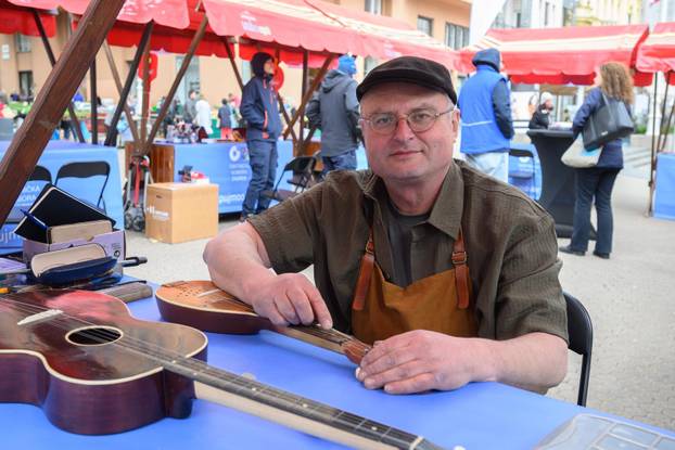 Zagreb: U okviru akcije "Majstori održivosti - sačuvaj, ne bacaj!" povodom Dana planeta Zemlje, obrtnici besplatno popravljali stvari
