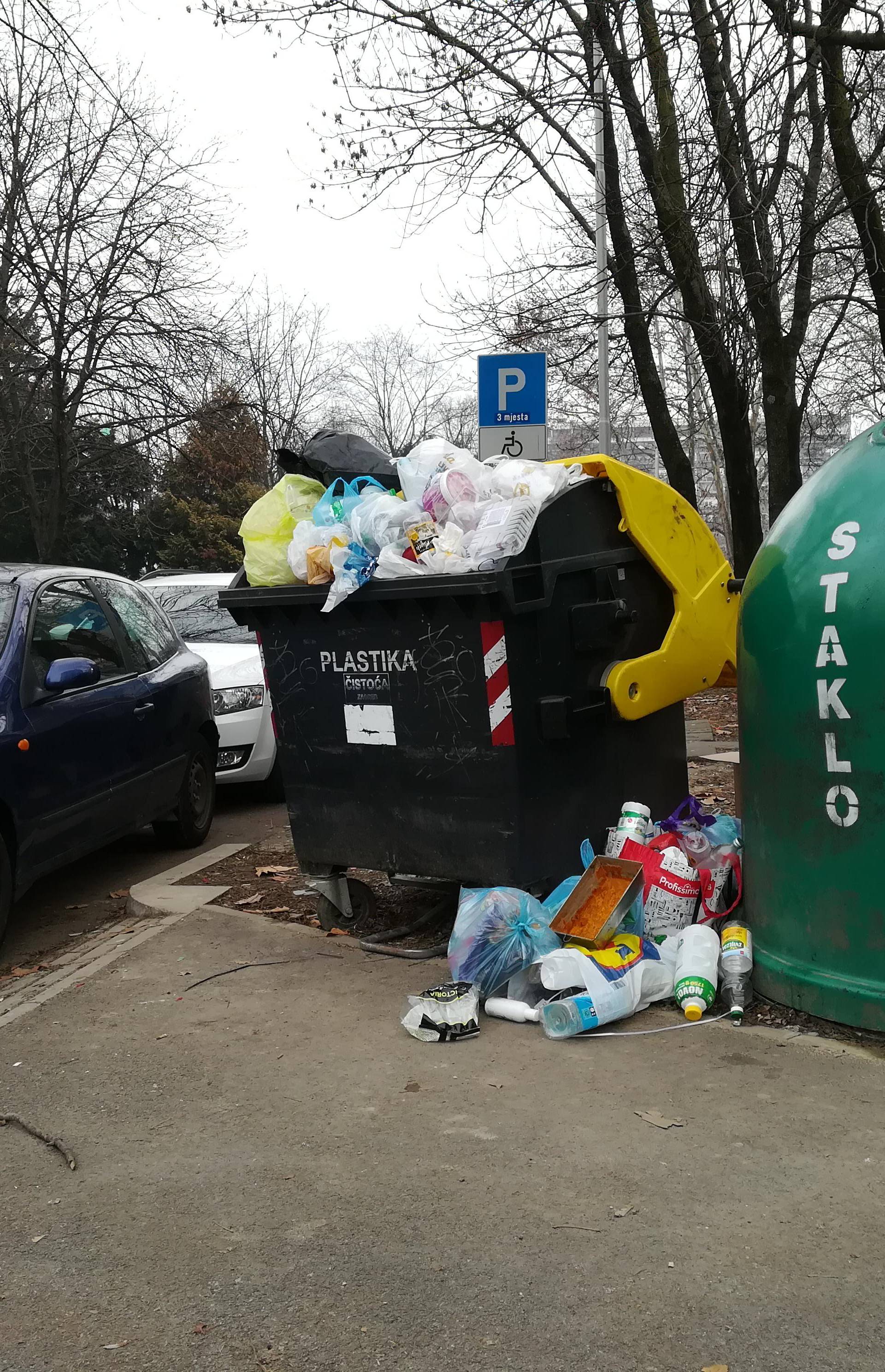 Nered u Zagrebu: Plaćamo da netko preuzme plastični otpad