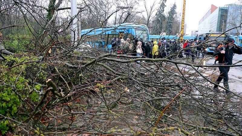 Nevrijeme paraliziralo promet u Zagrebu: Tramvaji ne voze između Maksimira i Dubrave
