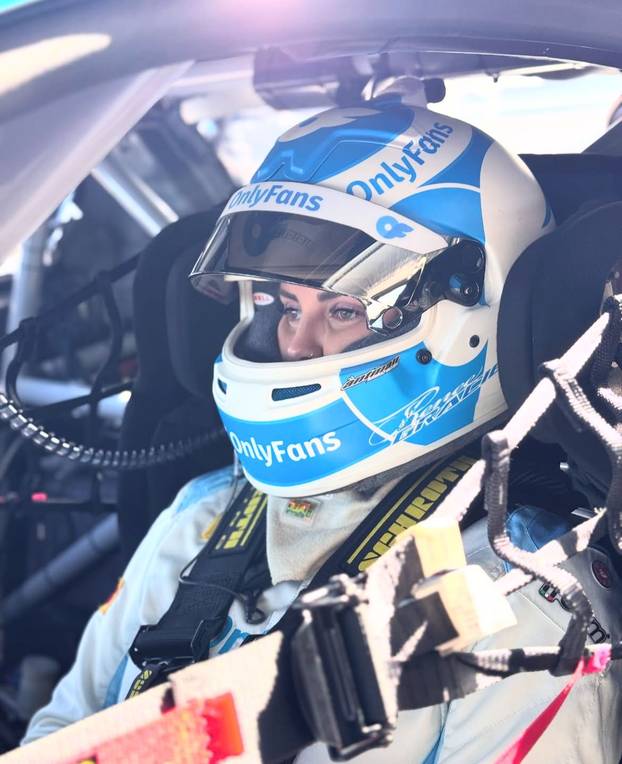 Iz trkaćih automobila prebacila se na OnlyFans i 'diže' milijune