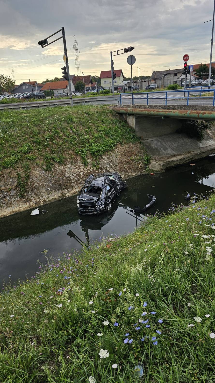 Krš i lom u Sesvetama! S ceste sletio u odvodni kanal, auto potpuno uništen: 'Užasno je...'