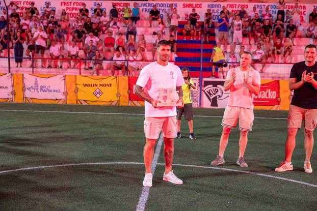 FOTO Skandal u Splitu: Torcida bakljama prvog gađala Livaju pa zasula i ostale hajdukovce!