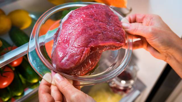 Sirovo meso držite dobro zamotano na dnu hladnjaka