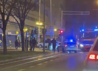 VIDEO Krš i lom u Zagrebu.  Auto završio na boku nakon nesreće. Policija: Ozlijeđena maloljetnica