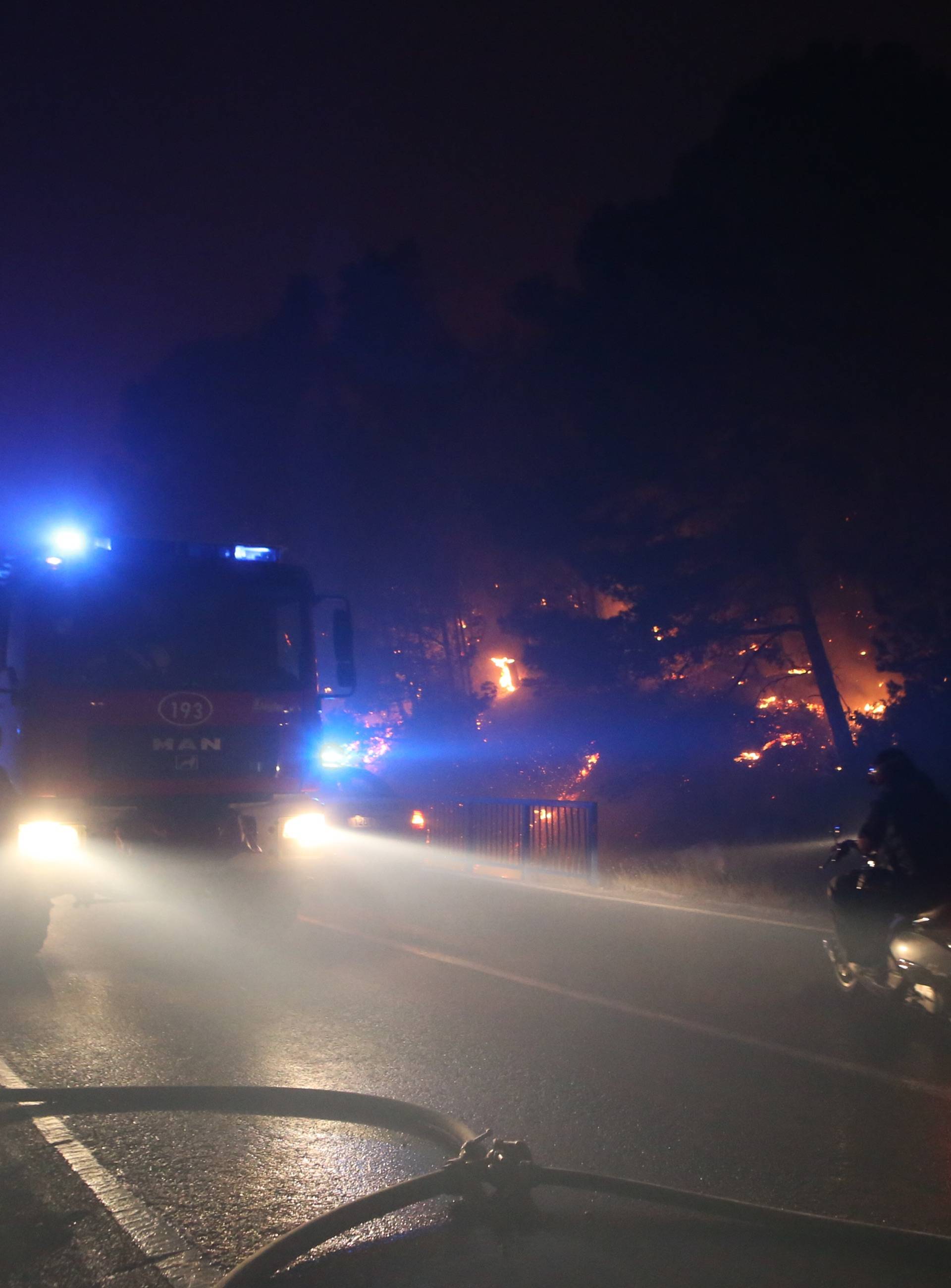 Kanader pomaže u gašenju, u Makarsku stiže i 150 vojnika