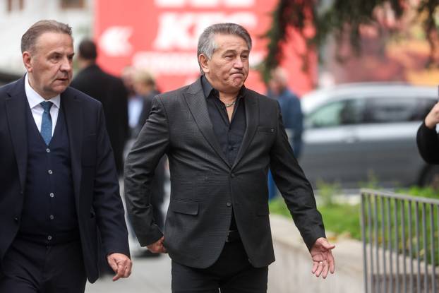 Sarajevo: Dolazak uzvanika na komemoraciju za Halida Bešlića u Narodno pozorište 