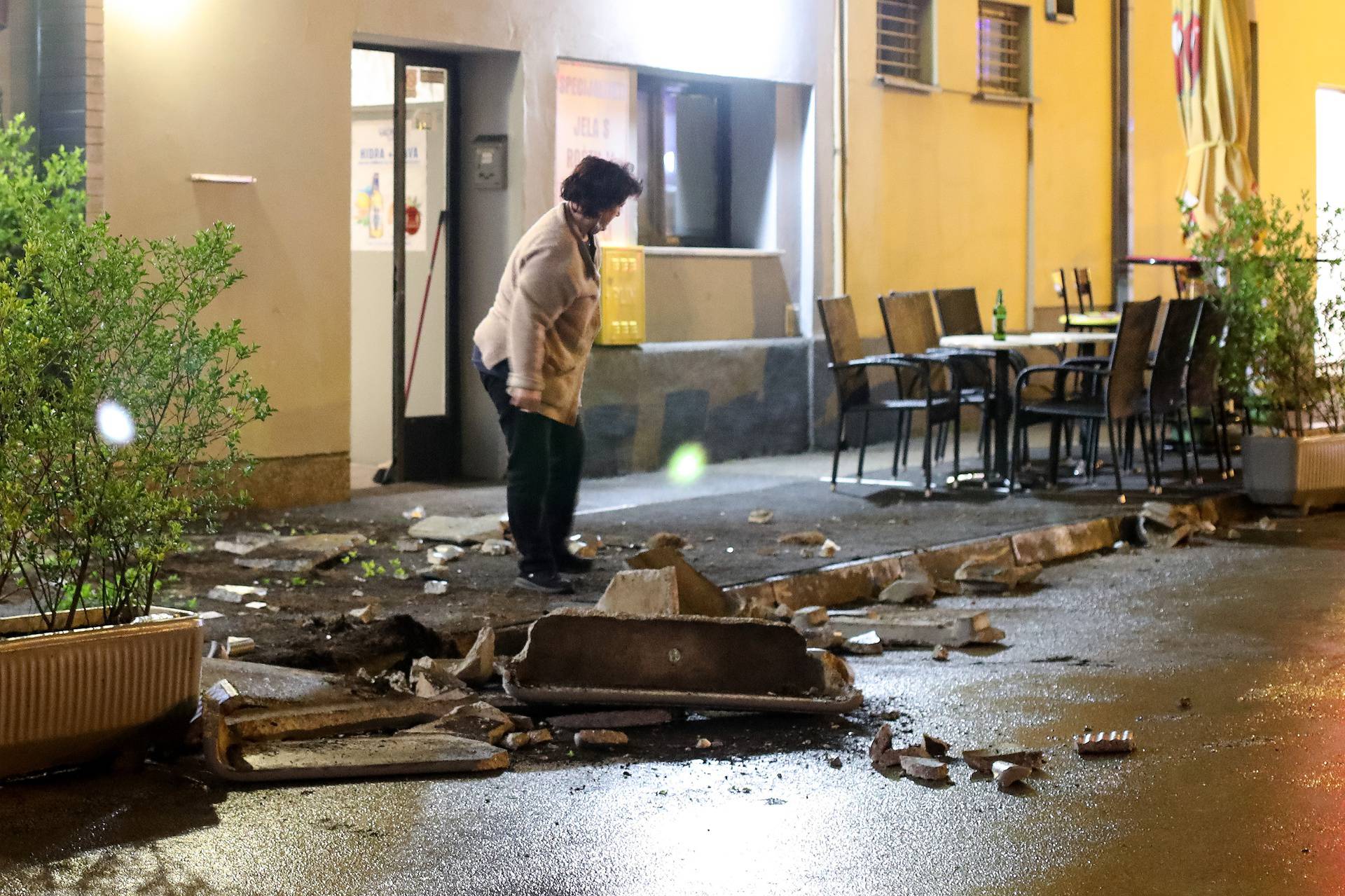 Zagreb: Automobilom se zabio u terasu restorana Petica, dvoje ljudi ozlijeđeno