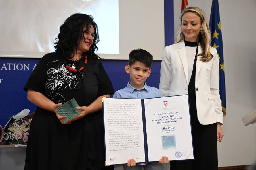 VIDEO Tučepi dočekali Niku (8), učiteljica: 'Nisam više mogla snimati ovo, rasplakala sam se'