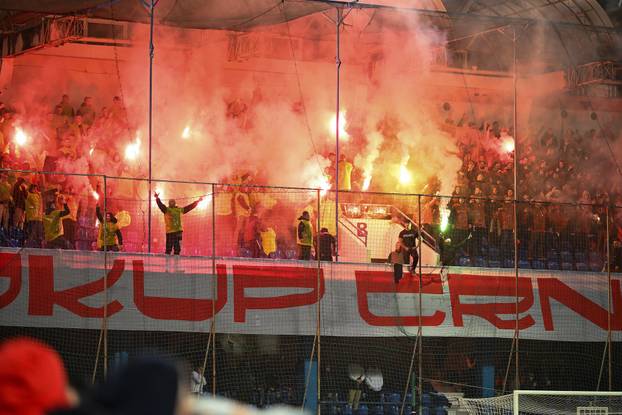 Podgorica: Navijači na tribinama prate utakmicu Crna Gora - Hrvatska