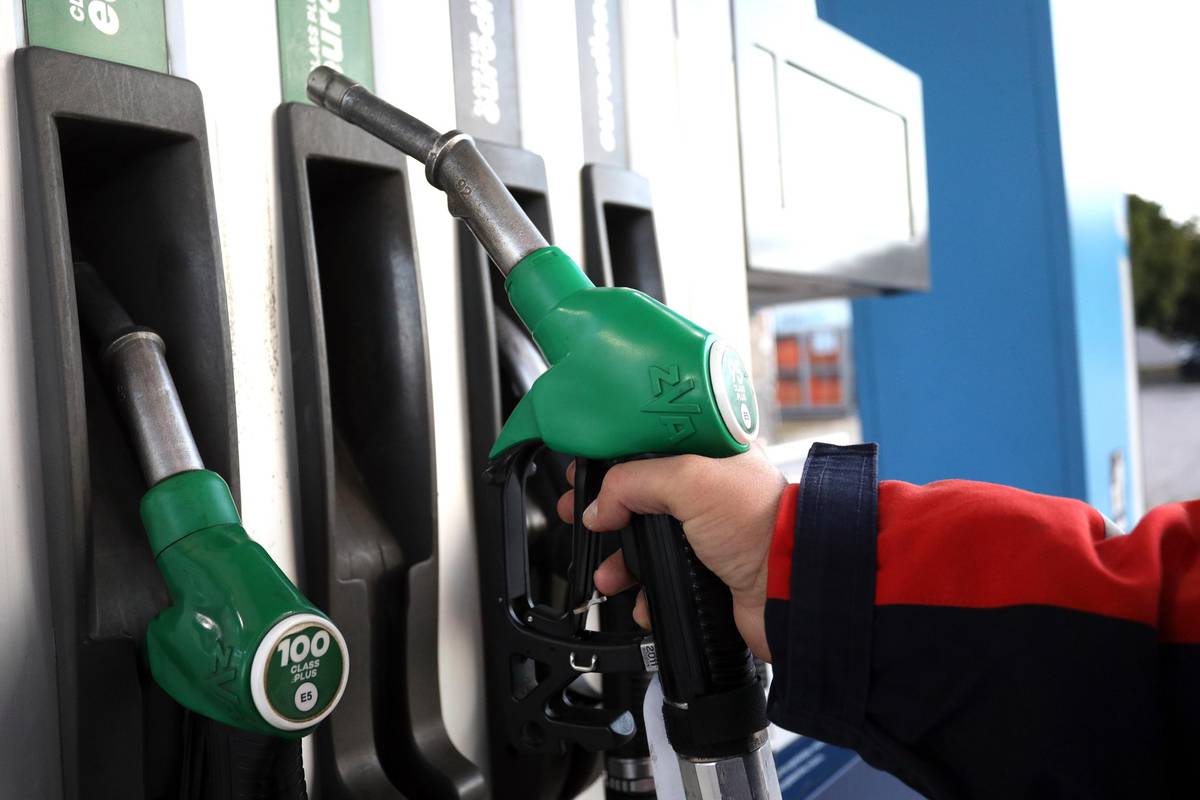 Vlada će ovog tjedna spustiti cijenu goriva za 50 lipa po litri