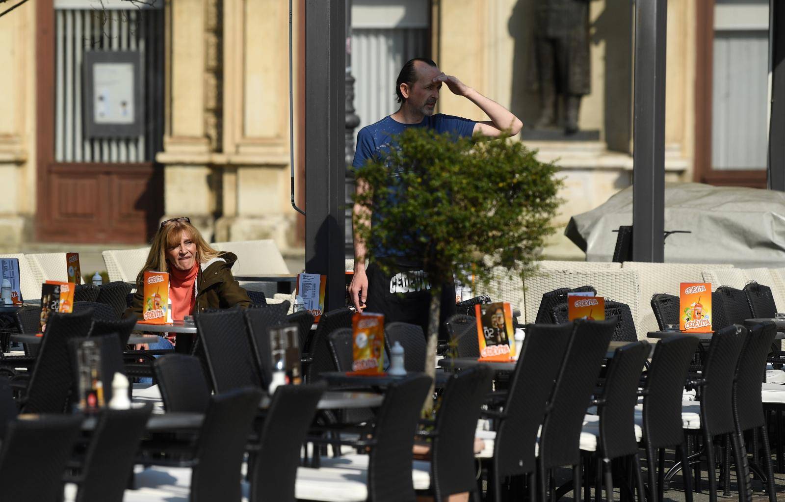 Zagreb: Kafići u centru poluprazni, građani s maskama na licu obilaze grad