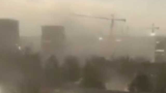 VIDEO Nevrijeme stiglo i do Beograda: I tamo je snažan vjetar srušio veliku dizalicu
