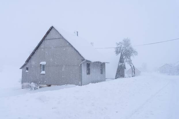 U Vrhovinama i Babinom Potoku palo je oko 50 do 80 cm snijega 