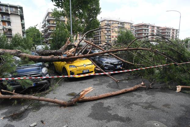 Oluja pogodila Rim, velika šteta u gradu