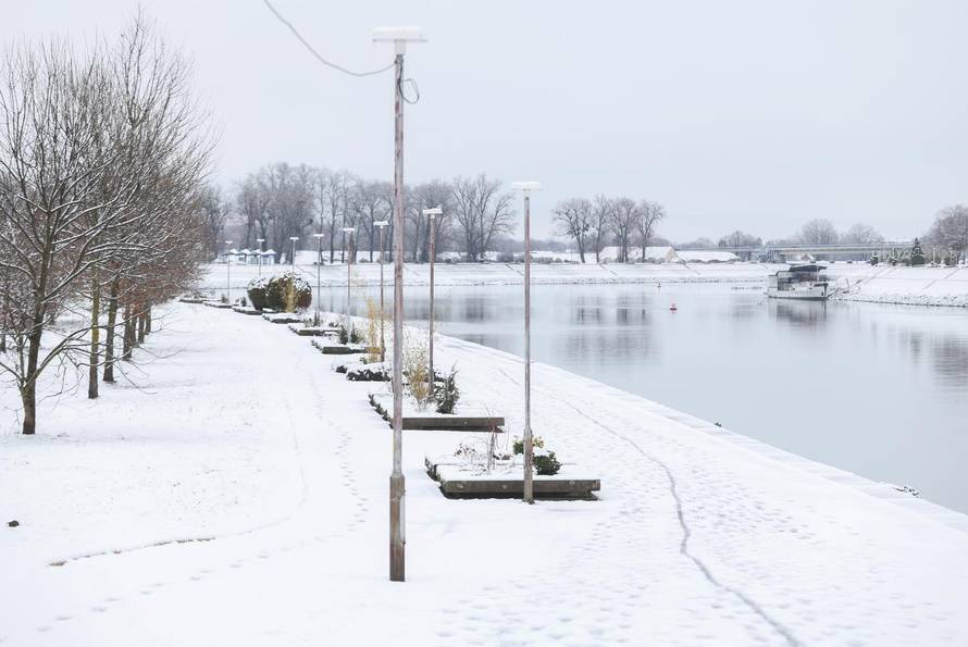Snježni pokrivač je zabijelio je Osijek