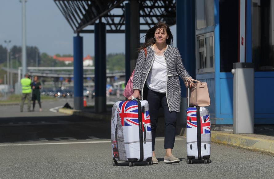 Kaos na Bregani: Ljudi izlaze iz buseva i granicu prelaze pješke