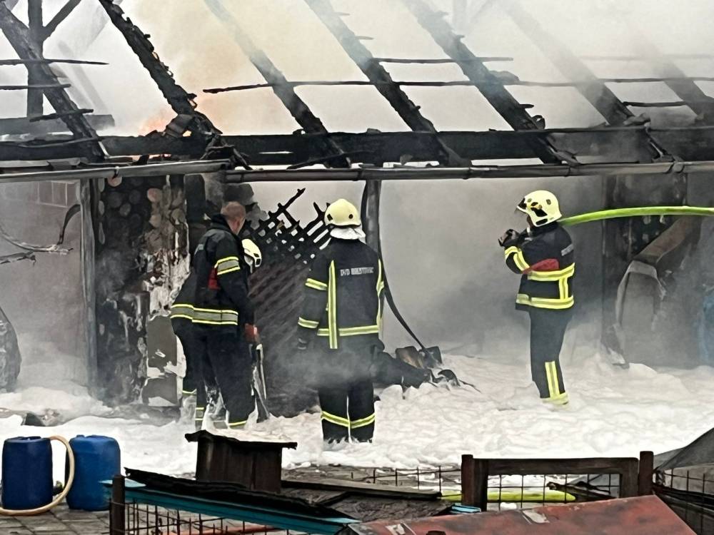 VIDEO Buktinja u Požegi: Vatra zahvatila garažu, kotlovnicu i drvarnicu, oštećena je i kuća