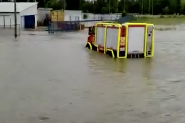 VIDEO Vatrogasci objavili video s terena u Karlovcu: Vozilima se pokušavaju probiti kroz vodu