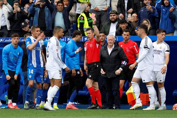 LaLiga - Deportivo Alaves v Real Madrid
