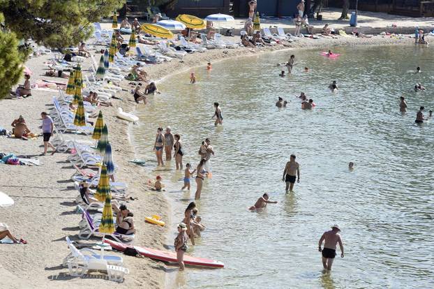 Vodice: Uživanje u lijepom vremenu na  plažama