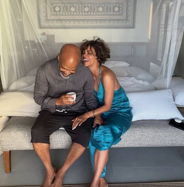 FOTO Grudnjaci su precijenjeni: Halle Berry pokazala dekolte u zavodljivoj satenskoj haljinici