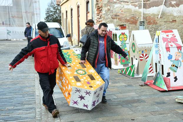 Sisak: Postavljanje adventskih kućica koje su napravila djeca