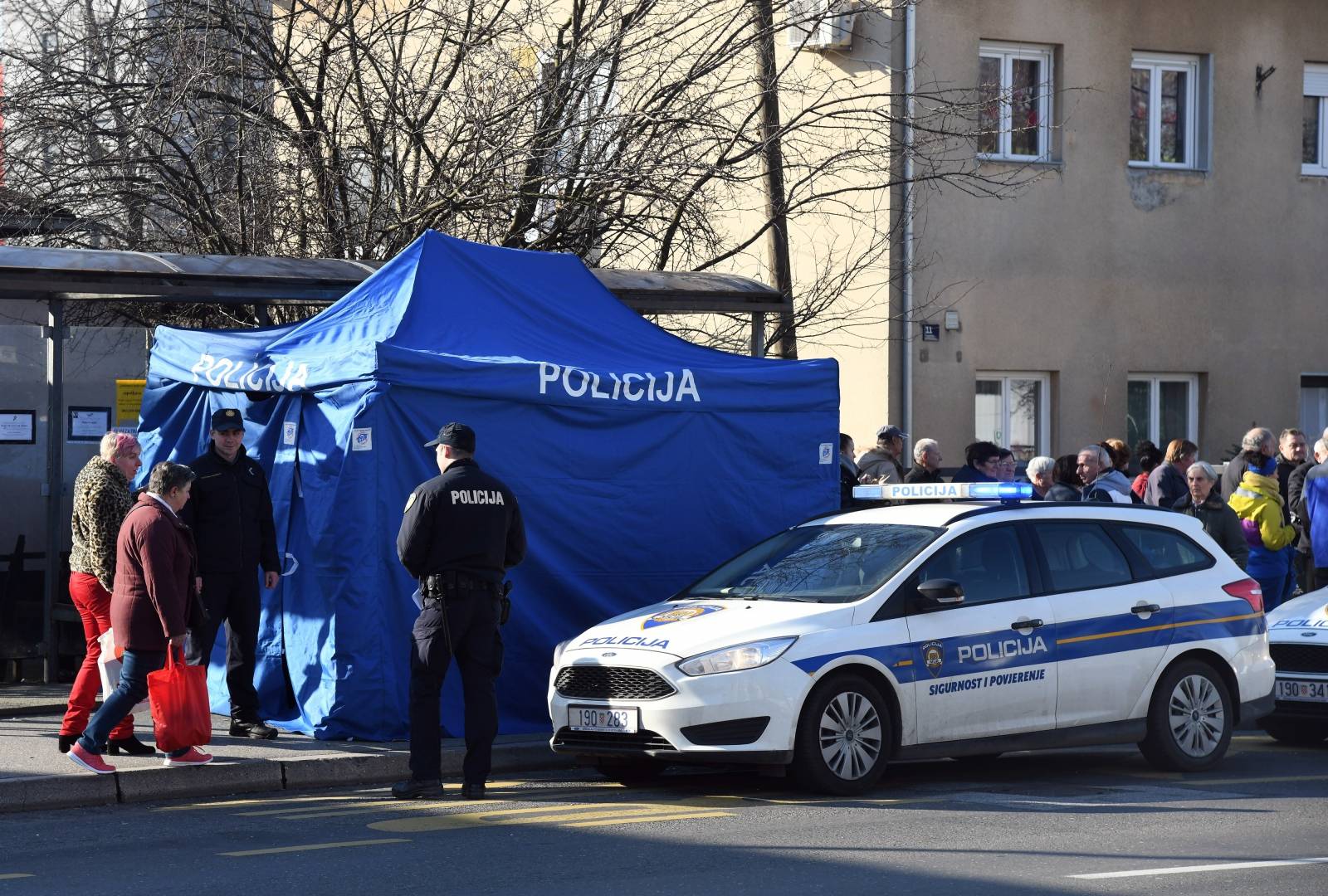 Policijski očevid na autobusnoj stanici u Sesvetama gdje je pronađeno tijelo muškarca