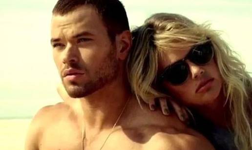 Kakav torzo! Seksi Kellan Lutz zavodi Kate Upton u reklami...